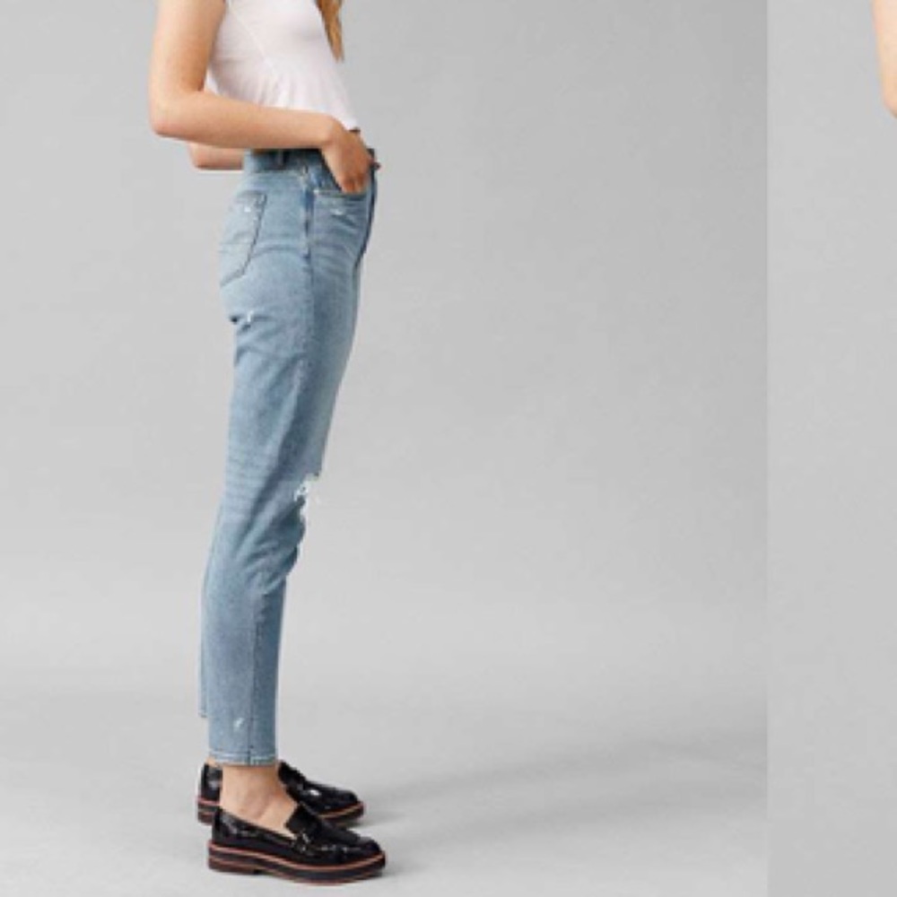 Lightly worn American Eagle distress mom jeans
